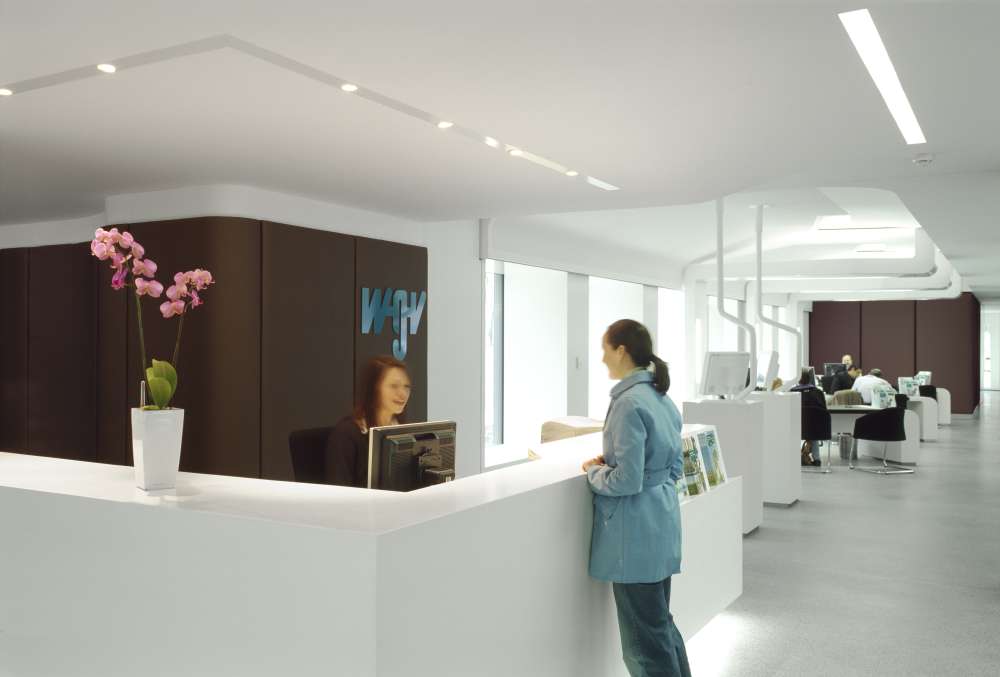 Frau steht am Empfang von WGV