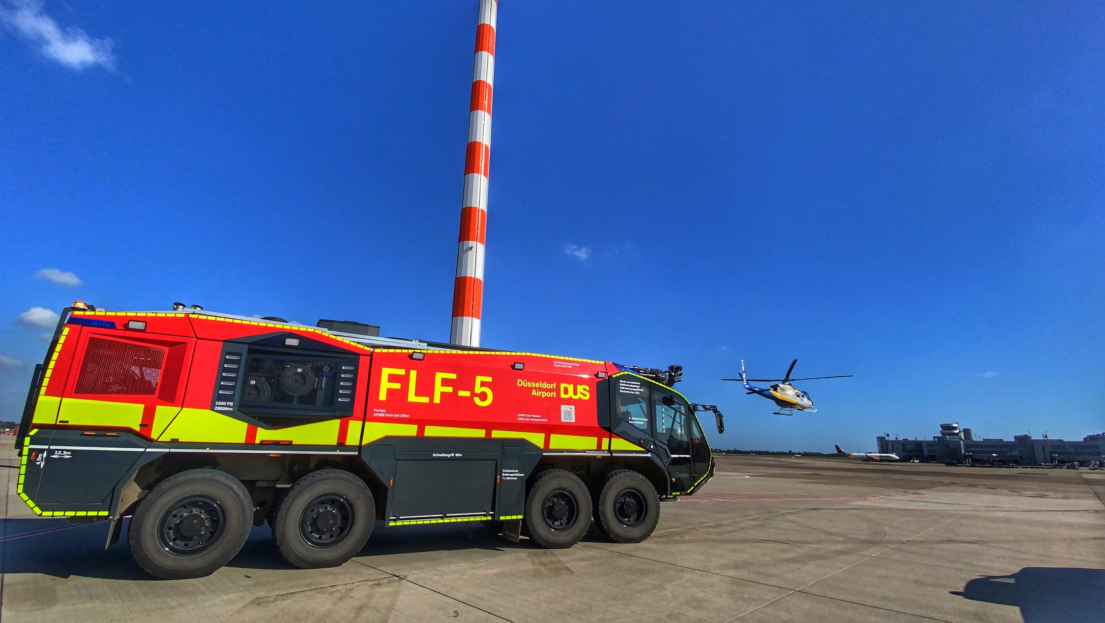 Flugfeldloeschfahrzeug am Düsseldorfer Flughafen