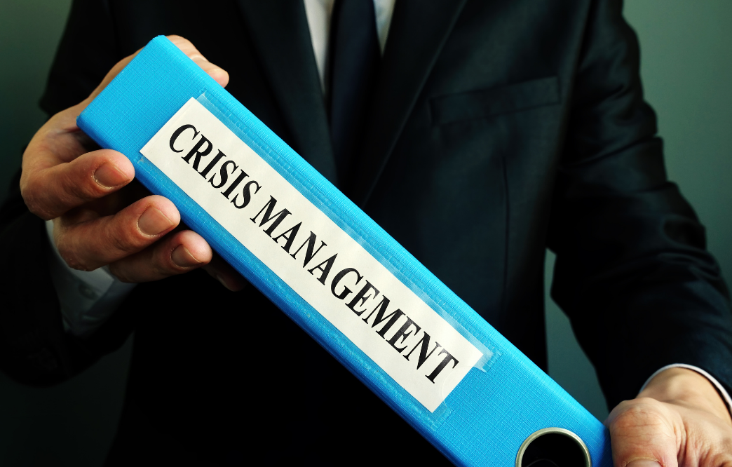 Mann hält Ordner Krisenmanagement